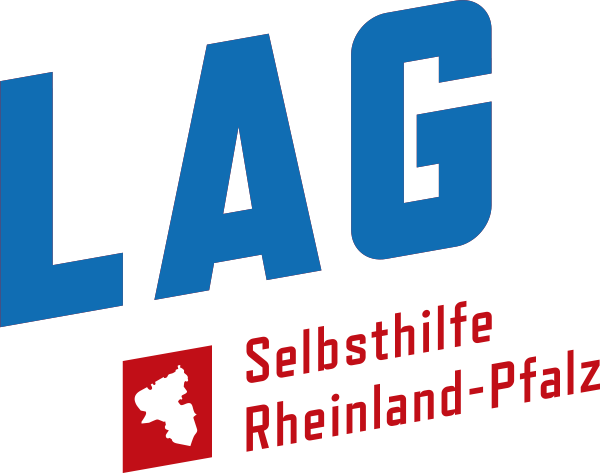 LAG-Logo. Schräge blaue Schrift LAG, darunter klein ein rotes ebenfalls schräges Viereck, in dem die Fläche von RLP weiß dargestellt ist, daneben der Schriftzug Selbsthilfe Rheinland-Pfalz